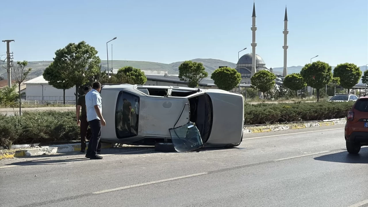 Sivas'ta otomobil takla attı: 2 kişi yaralandı