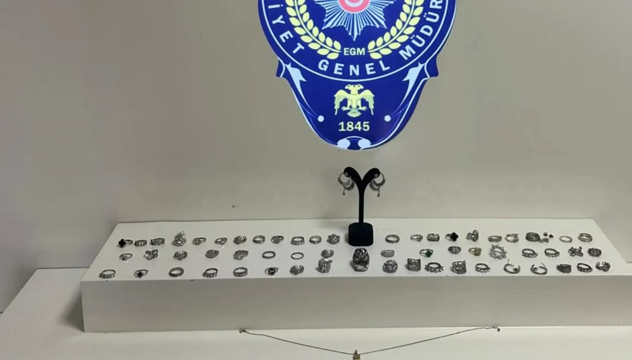 Kaçamadan yakalandı! Camı kırdı, 70 bin liralık gümüş takıyı çaldı