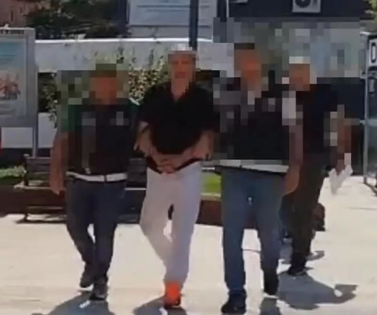 43 yıl hapisle aranan hükümlü çatıdan kaçarken yakalandı