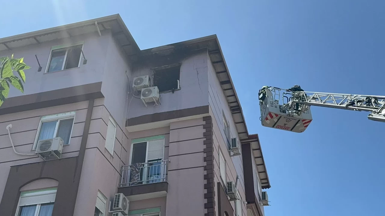 Antalya'da korkutan yangın: Apartman tahliye edildi, hasar oluştu