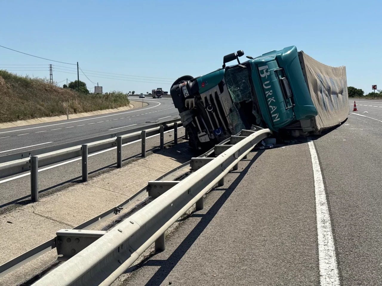 Tekirdağ'da devrilen tır, sürücüyü ağır yaraladı