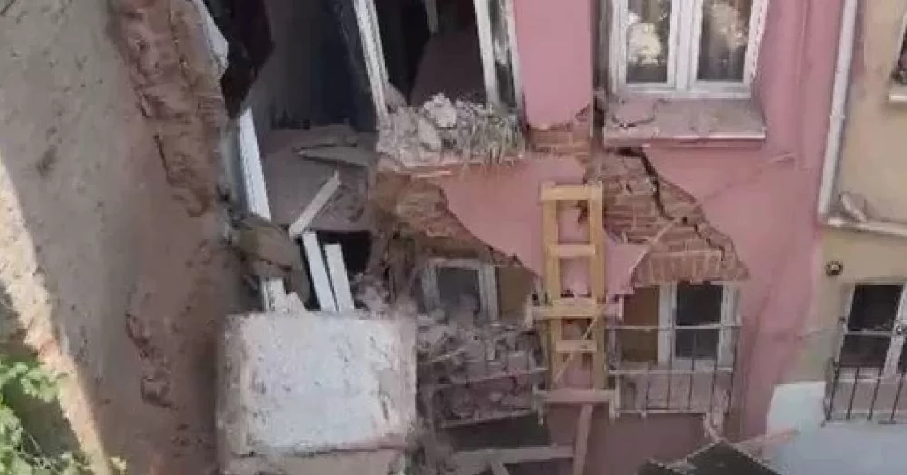Fatih'te üç katlı binanın balkonu çöktü