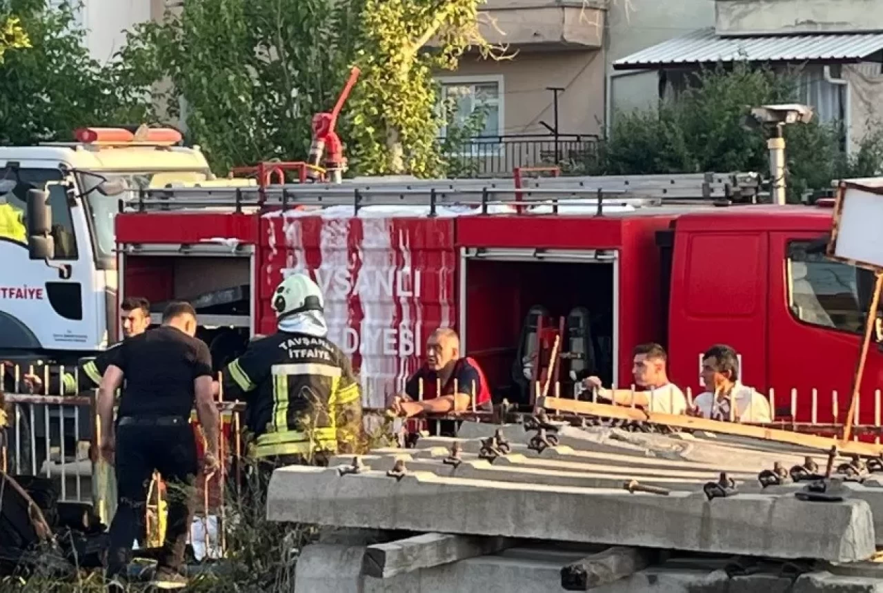 Kargaların demiryolu hattında elektrik kablolarına teması yangın çıkarttı