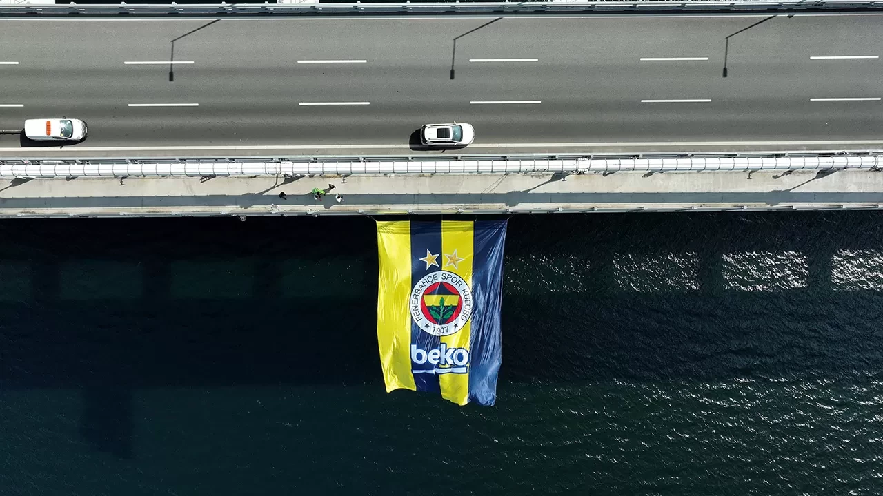 EuroLeague şampiyonu Fenerbahçe Erkek Basketbol Takımı'nın bayrağı 1915 Çanakkale ve Osmangazi Köprüsü'ne asıldı