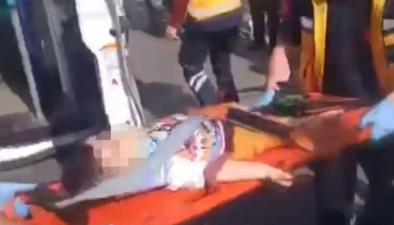 Arnavutköy'de anne ve çocuğuna otomobil çarptı: Bebek öldü