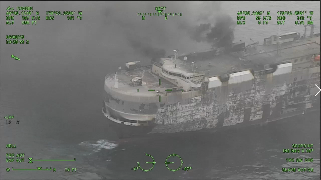 ABD'de kargo gemisinde çıkan yangın söndürülemedi: 3 binden fazla araç sulara gömüldü