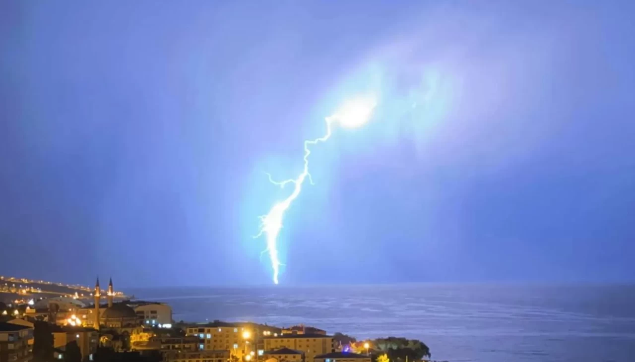 Van Gölü’ne düşen yıldırımlar görsel şölen oluşturdu