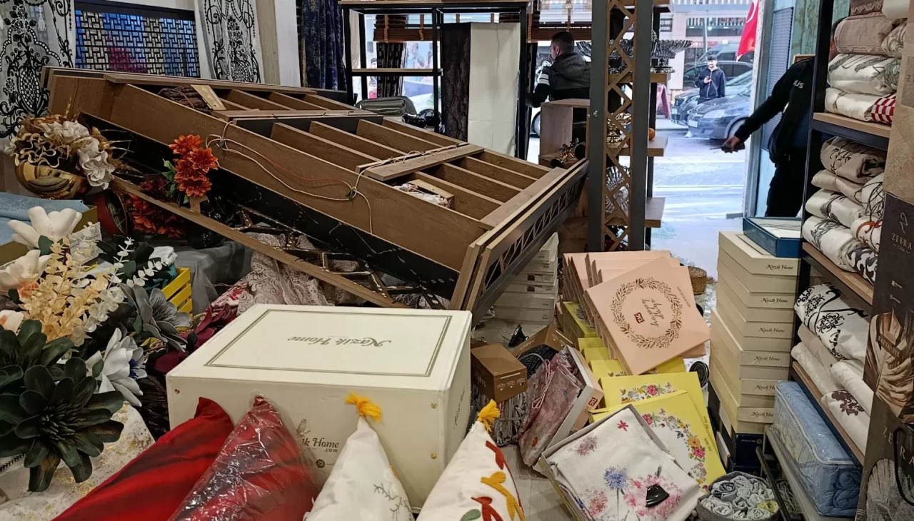 2 çocuk otomobilin altında kalmaktan son anda kurtuldu