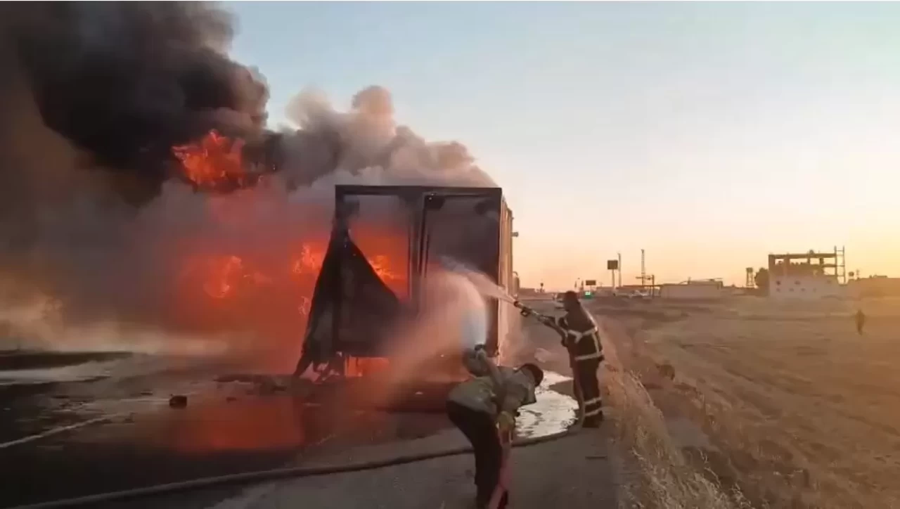 Mardin’de seyir halindeki kamyon alev aldı