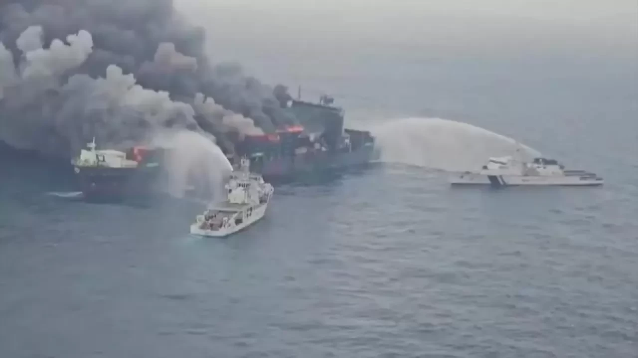 Hindistan açıklarında yük gemisindeki patlama ve yangında kayıp 4 görevli aranıyor