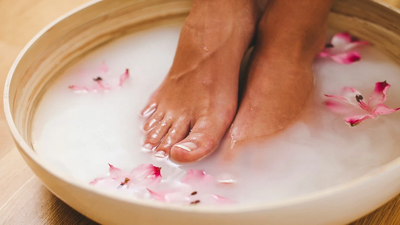 Ayakları tuzlu suda bekletmenin bilinmeyen faydaları