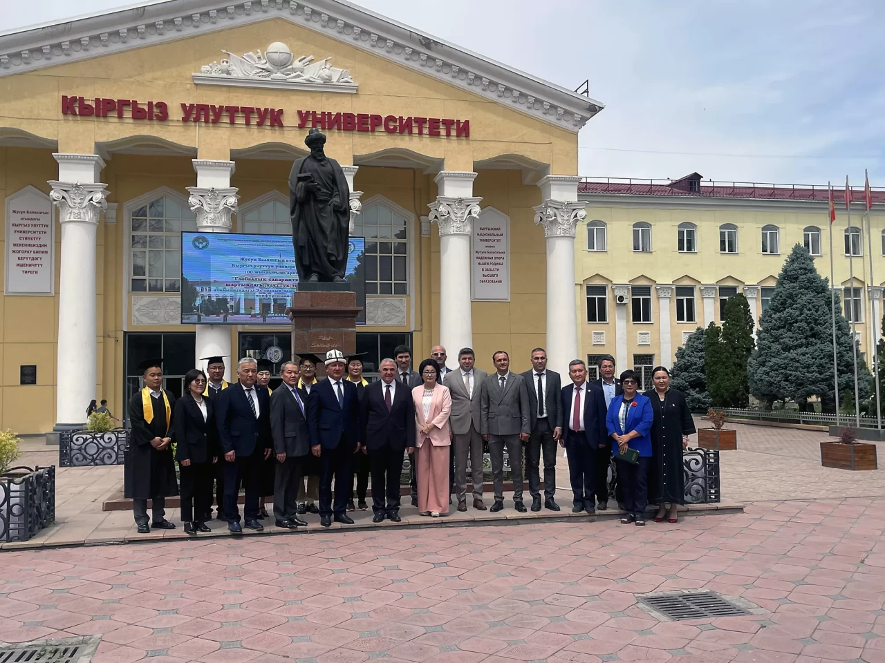 Bişkek'te Türk-Kırgız Eğitim İşbirliği: Büyükelçi Ökem, Kırgız Milli Üniversitesi'nde sertifika törenine katıldı
