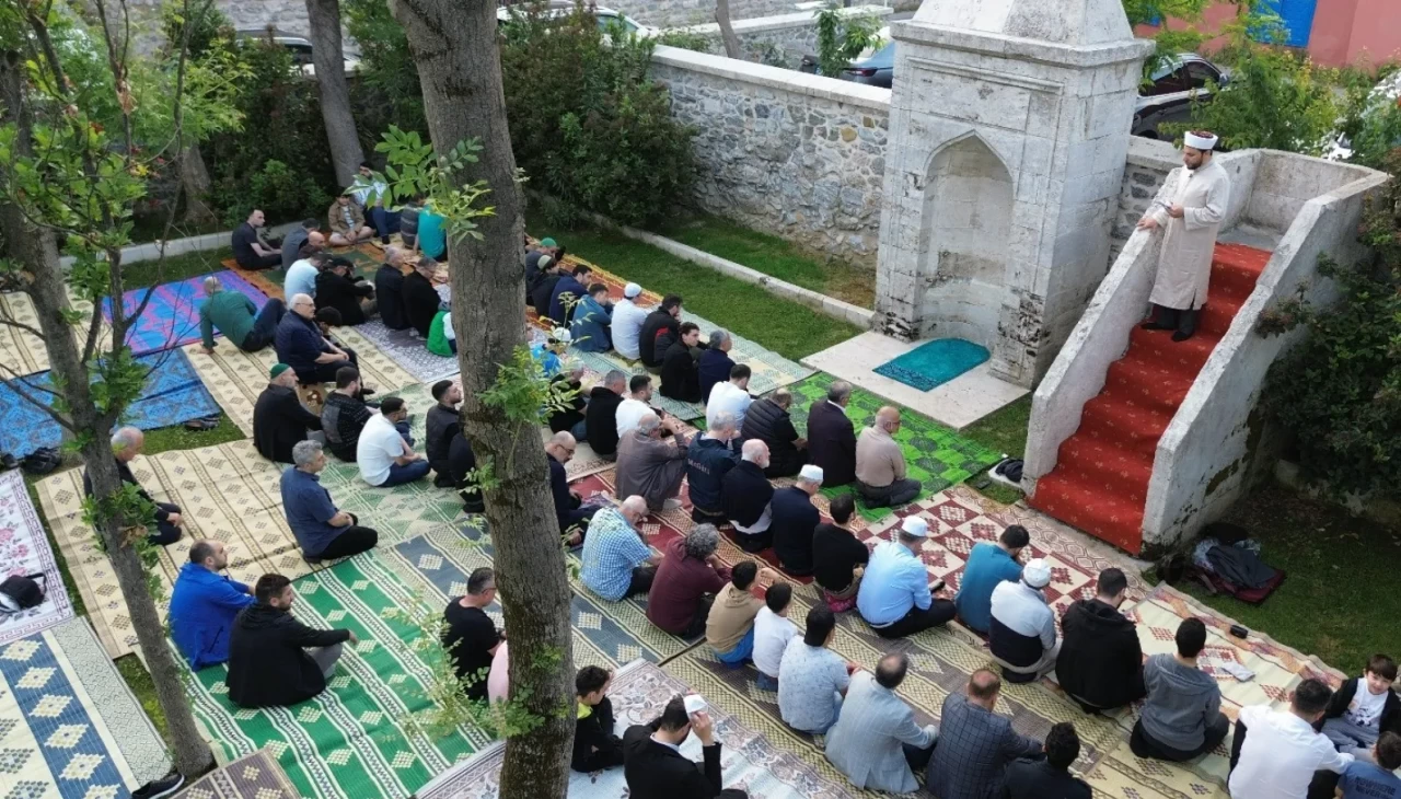 Tarihi namazgahta bayram namazı