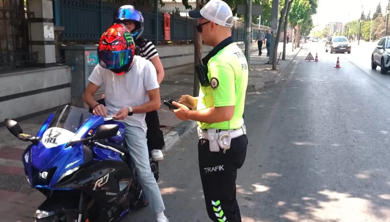 Trafik denetimlerinde polis motosikletlilere göz açtırmadı