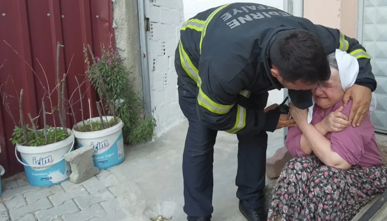 Kardeşinin evi yanan yaşlı kadını, itfaiye eri sarılarak teselli etti