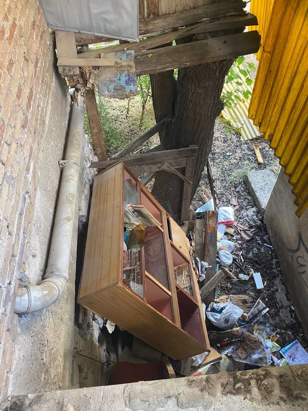 Burdur'da ahşap balkon çöktü: Anne ve kızı yaralandı