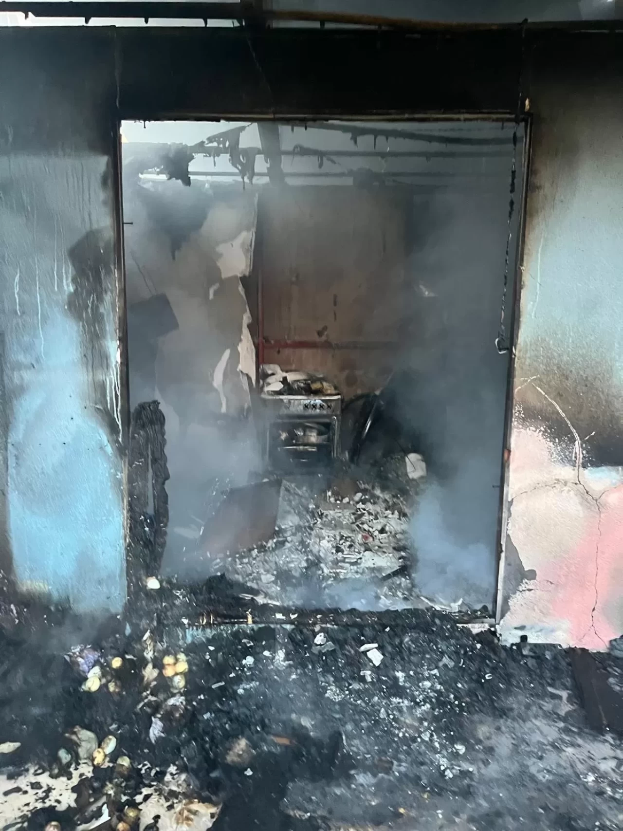 Yalnızca sevgili değil, yangın da korkuttu: Kaçarken kaza yaptı!