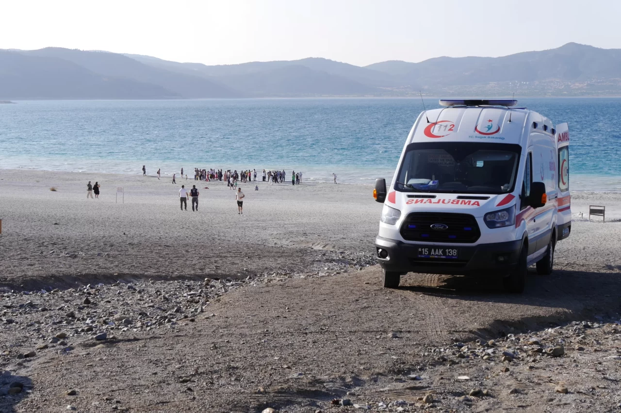 Salda Gölü'nde baba ve oğlu boğuldu