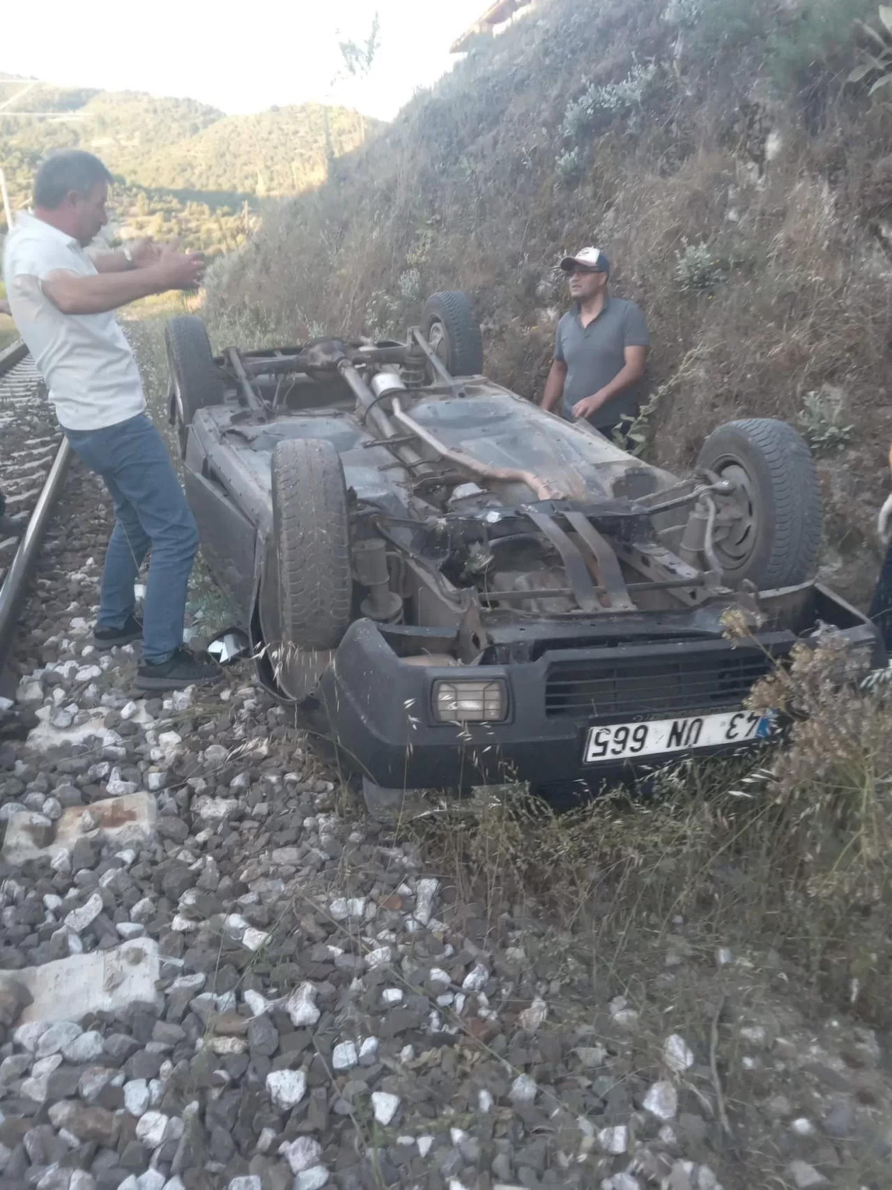 Dursunbey'de feci kaza! Otomobil şarampole uçarak tren yoluna düştü