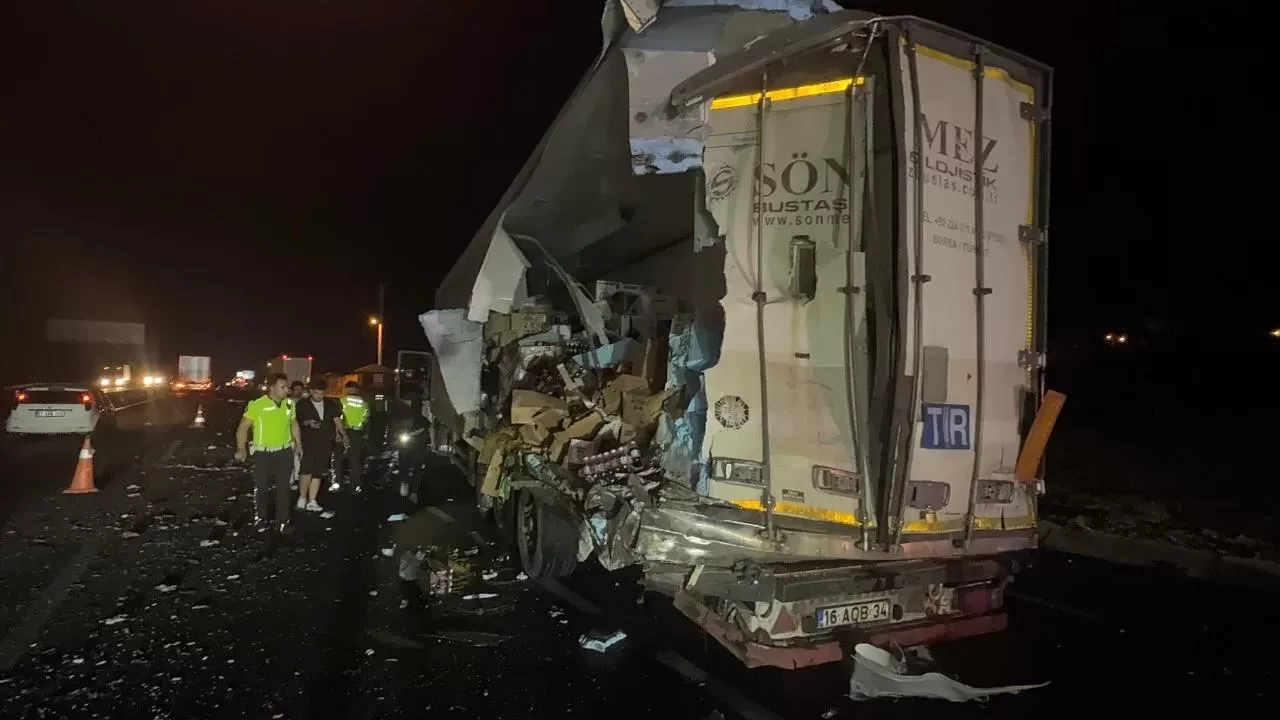 Sakarya'da yolcu otobüsü tıra çarptı: 12 yaralı