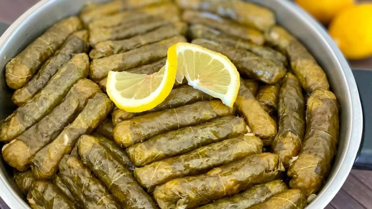 Sarma sarmanın püf noktaları! Bu yöntemle bir tencere sarma saracaksınız