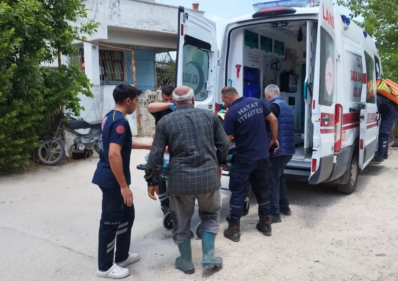Hatay'da kuyuya düşen yaşlı adam kurtarıldı