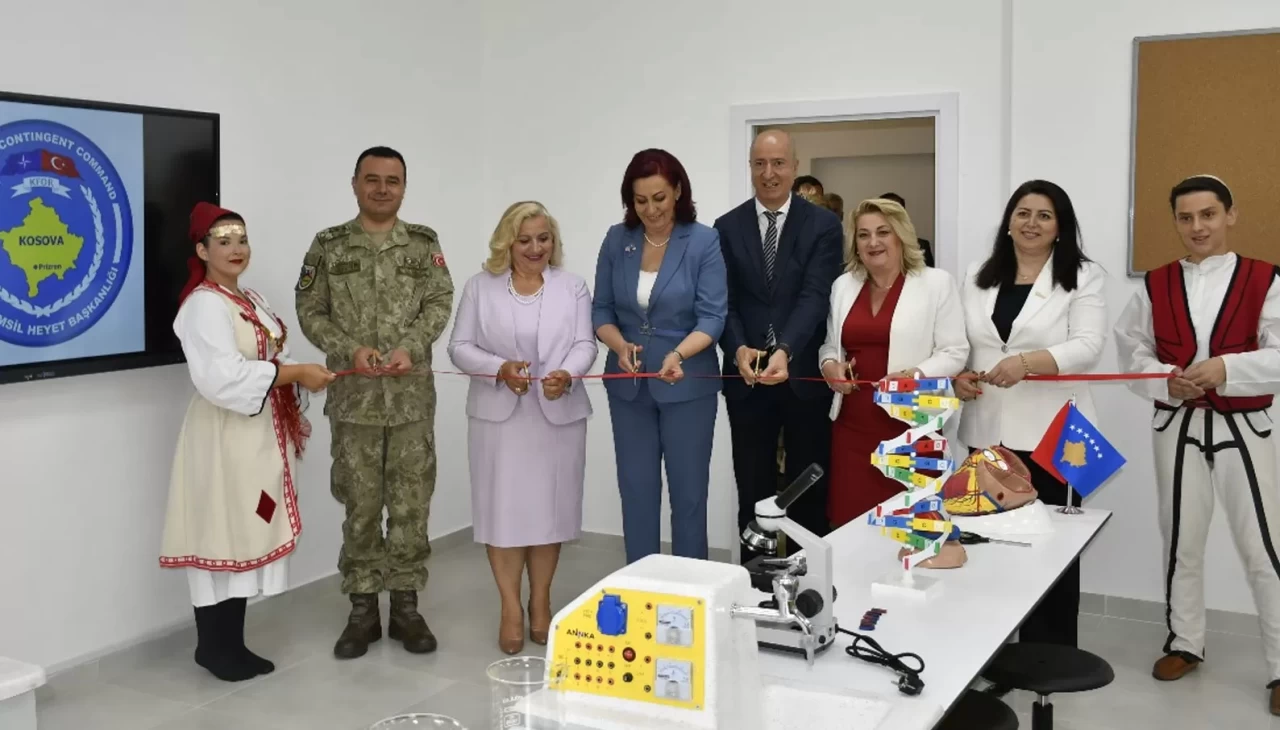 Kosova'da eğitime Türk askeri imzası! Prizren’e fen laboratuvarı kuruldu