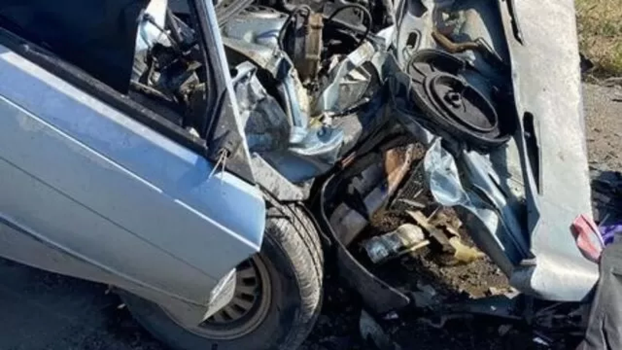 Çanakkale'de anne ile oğlunun öldüğü kazada otomobil hurdaya döndü