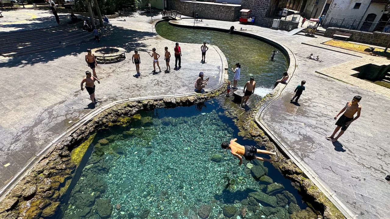 Sıcak hava bunaltıyor! Diyarbakır ve Batman'da çocuklar serinlemek için süs havuzu ile gölete girdiler