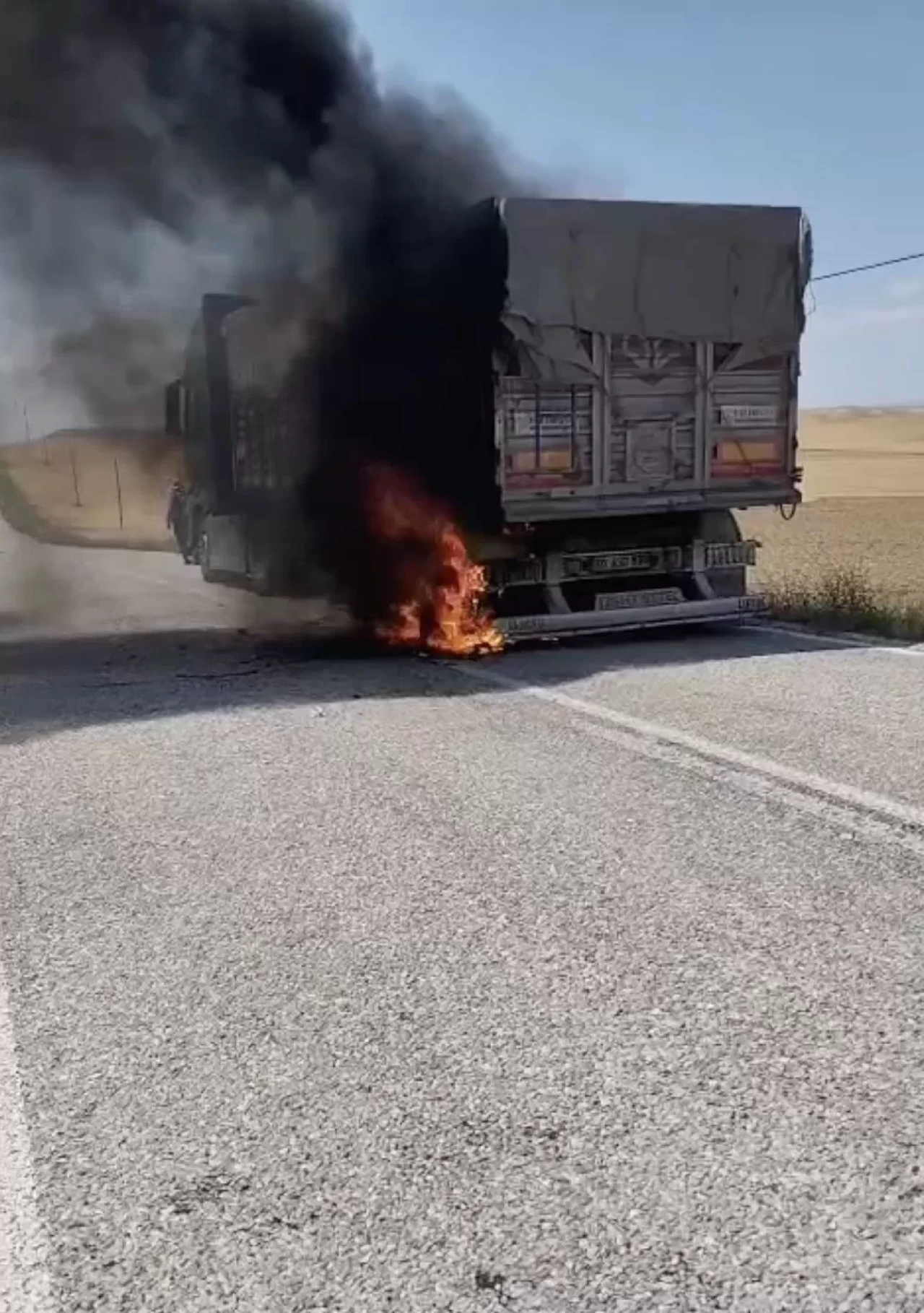 Çorum'da balataları ısınan tır alev aldı