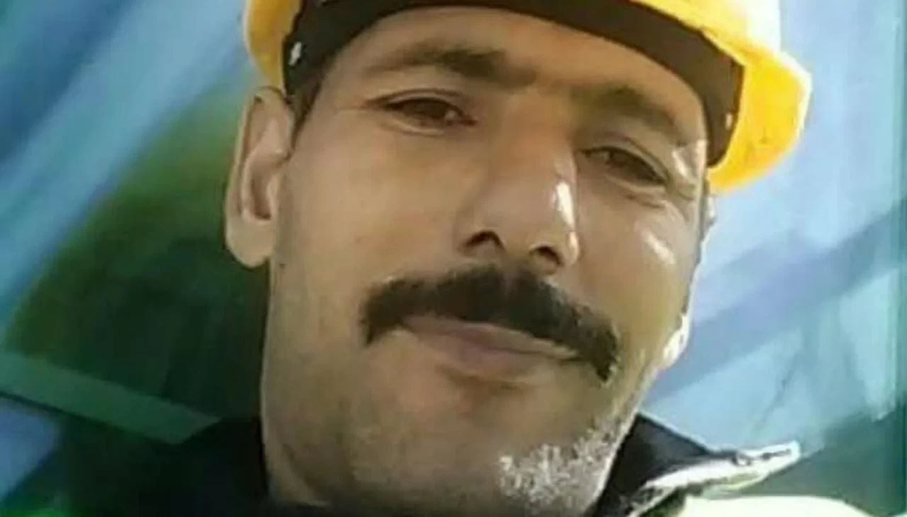 Babasını, kız arkadaşına mesaj attığı iddiasıyla öldürdü