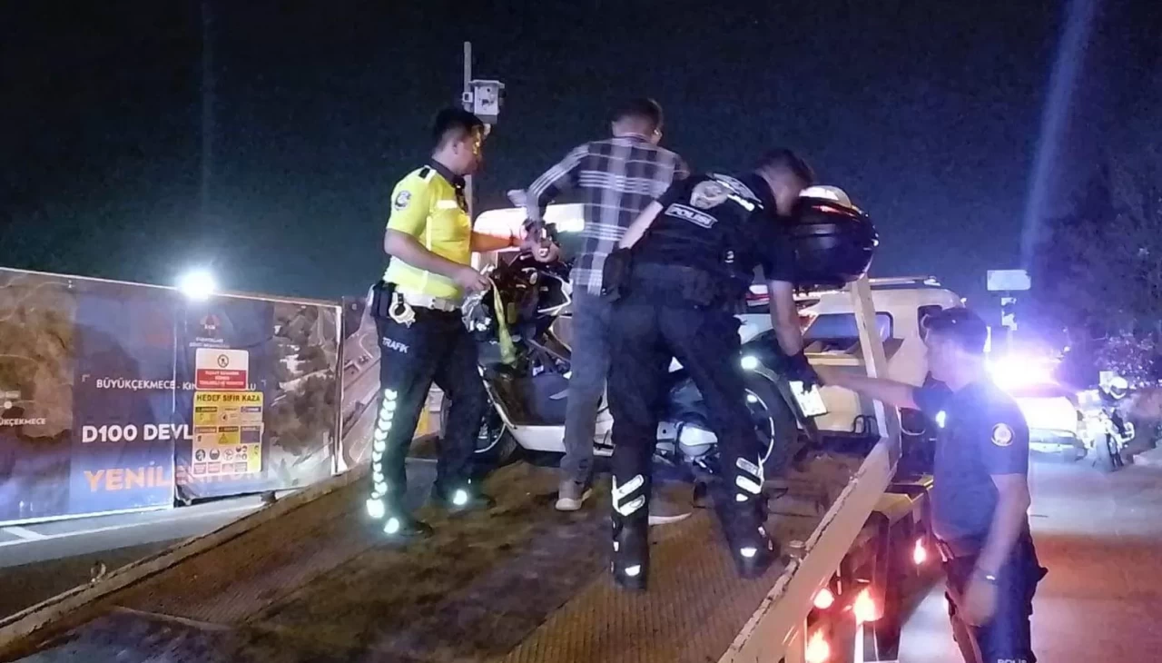 Silivri'de kaza yapan motosiklet polis uygulama noktasına girdi: 5'i polis 6 yaralı