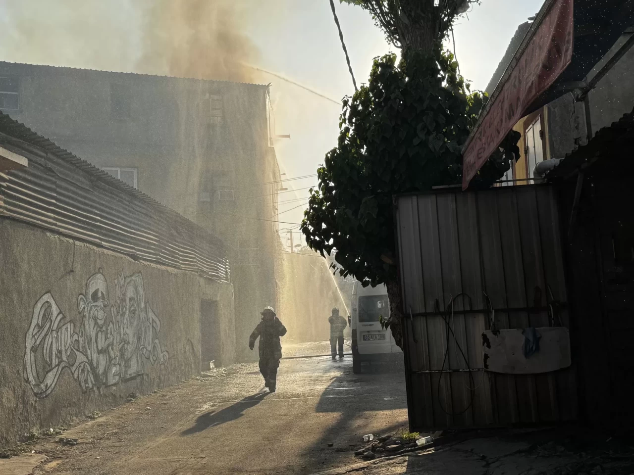 İzmir'de metruk binanın bahçesinde başlayan yangın ev ve iş yerlerine sıçradı