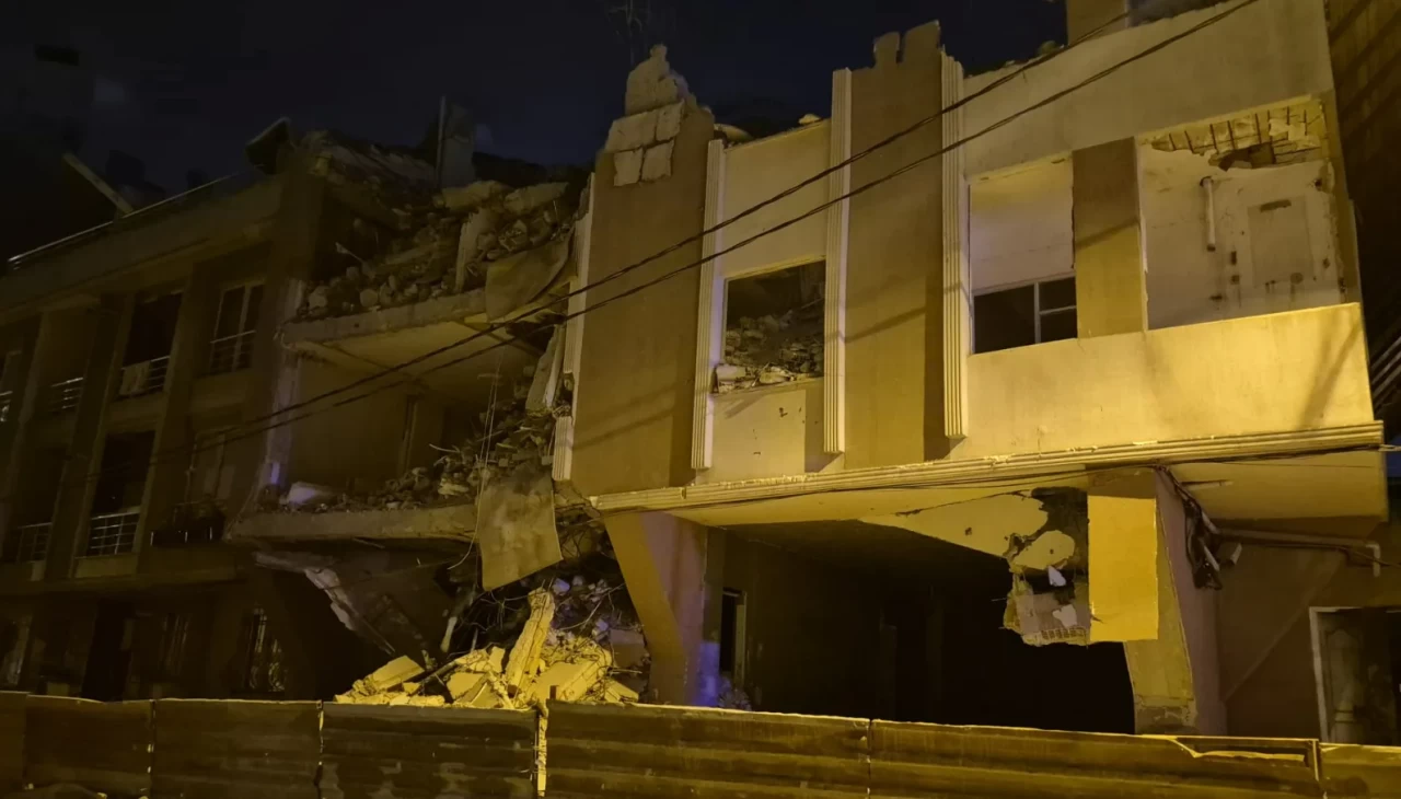 Avcılar’da kentsel dönüşüm kapsamında yıkımına başlanan bina çöktü