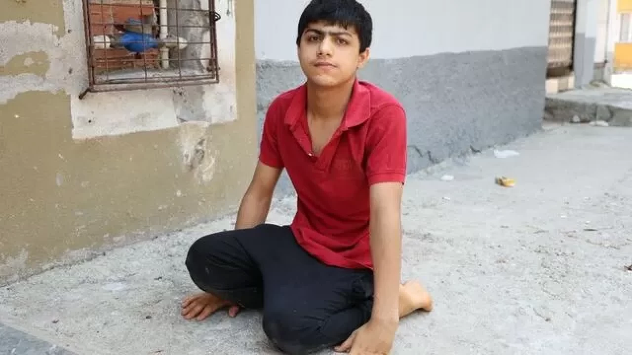 Adana'da 15 yaşındaki engelli çocuğun tekerlekli sandalyesi çalındı