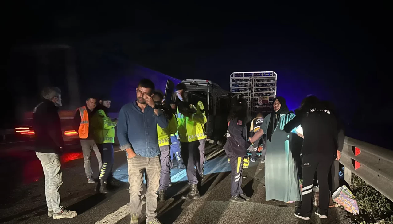 Bolu'da yolcu minibüsü, kamyona çarptı; çok sayıda yaralı var