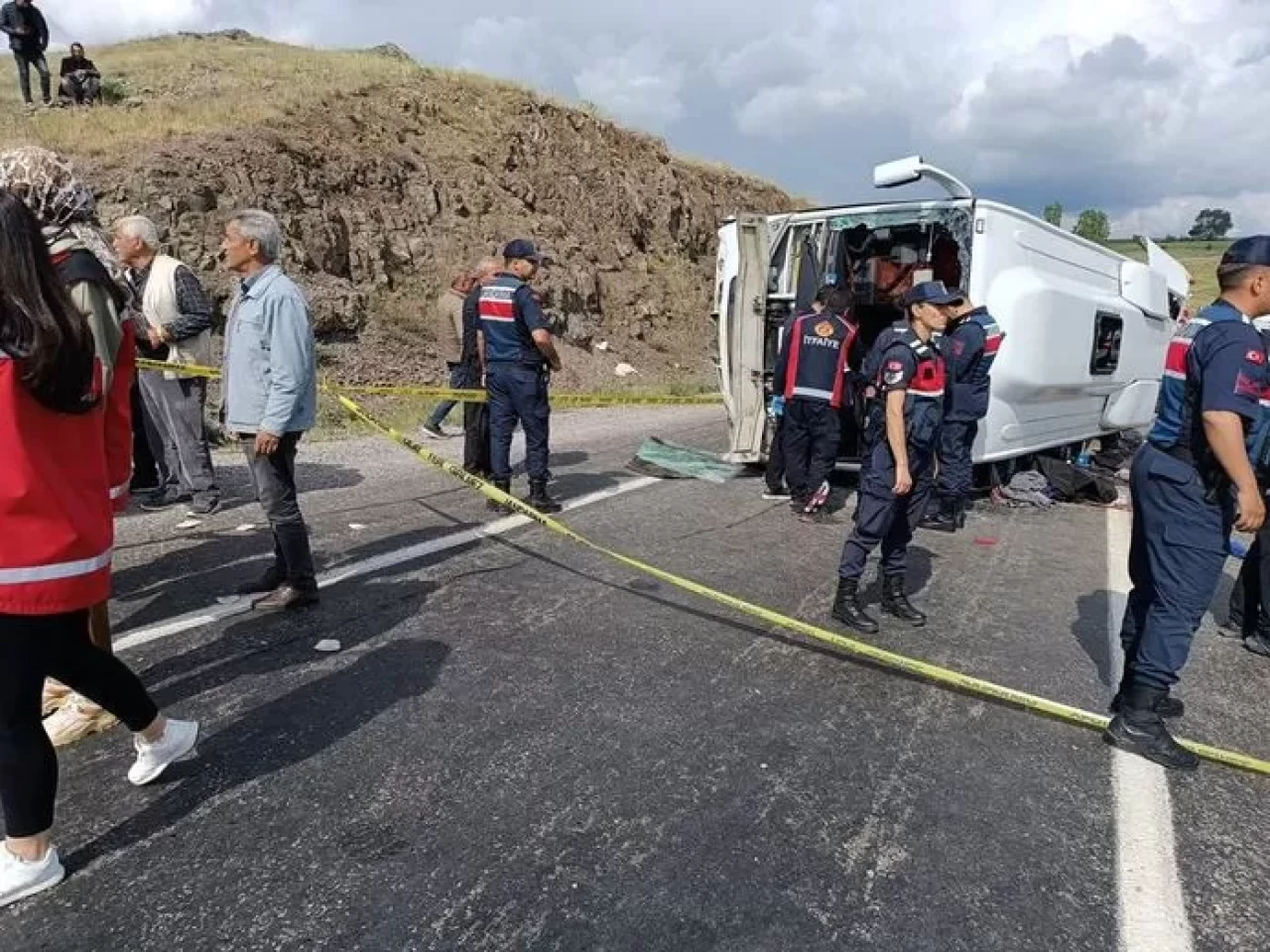 Yozgat'ın Akdağmadeni ilçesinde cenazeden dönenleri taşıyan araç devrildi