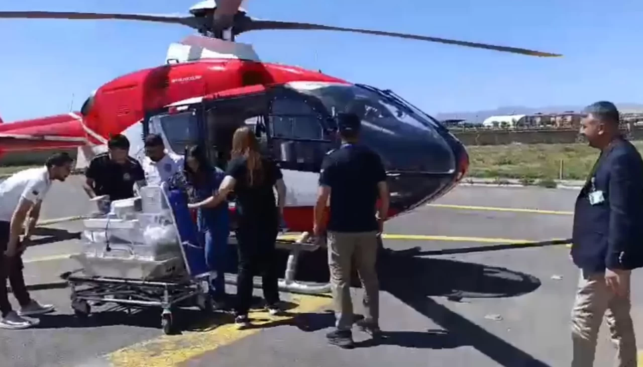Ağrı’da solunum sıkıntısı yaşayan bebek helikopter ambulansla Tatvan’a sevk edildi