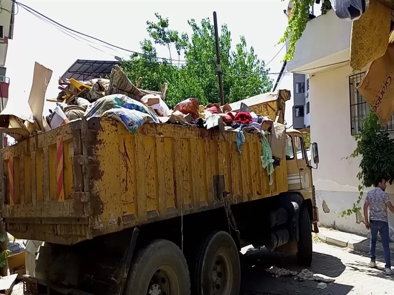 Kötü koku yayılan evden 6 kamyon dolusu çöp çıktı