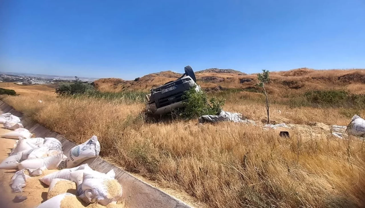 Amasya’da lastiği patlayan kepek yüklü kamyonet devrildi: 2 yaralı