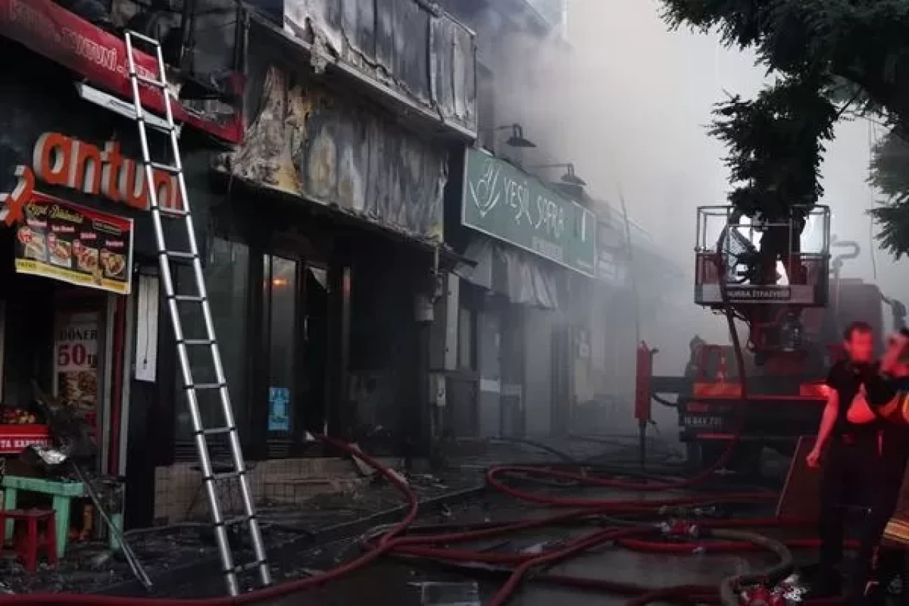 Bursa'da lokantada çıkan yangın 4 iş yeriyle bir binayı kül etti