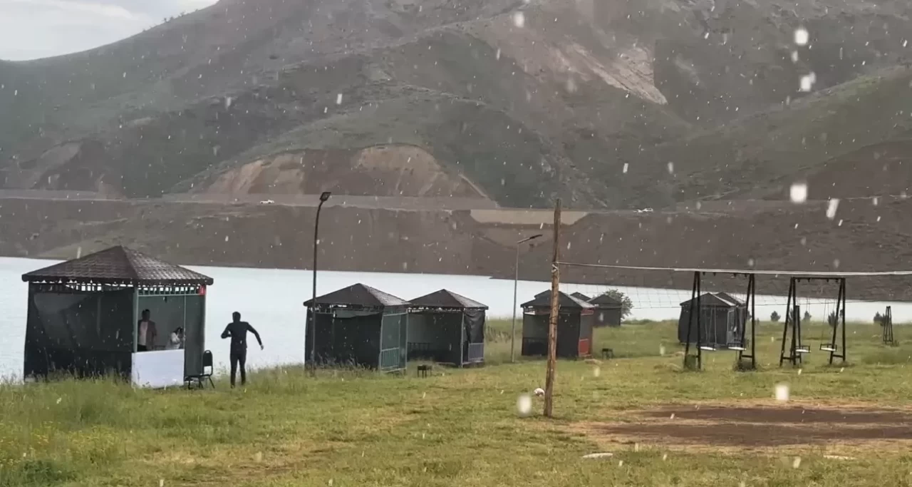 Meteoroloji uyarmıştı! Yüksekova'da sağanak yağış etkili oldu