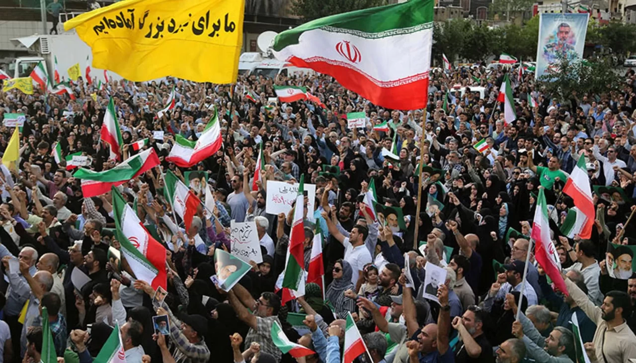 İran halkı ateşkesi coşkuyla karşıladı: Tahran'daki İnkılap Meydanı'nda 'taviz yok ' sloganları atıldı