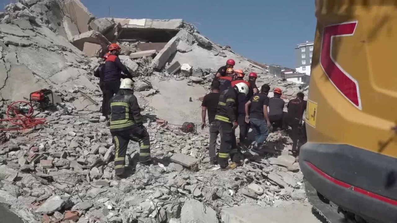 Kahramanmaraş’ta yıkılan bina iş makinesinin üzerine devrildi