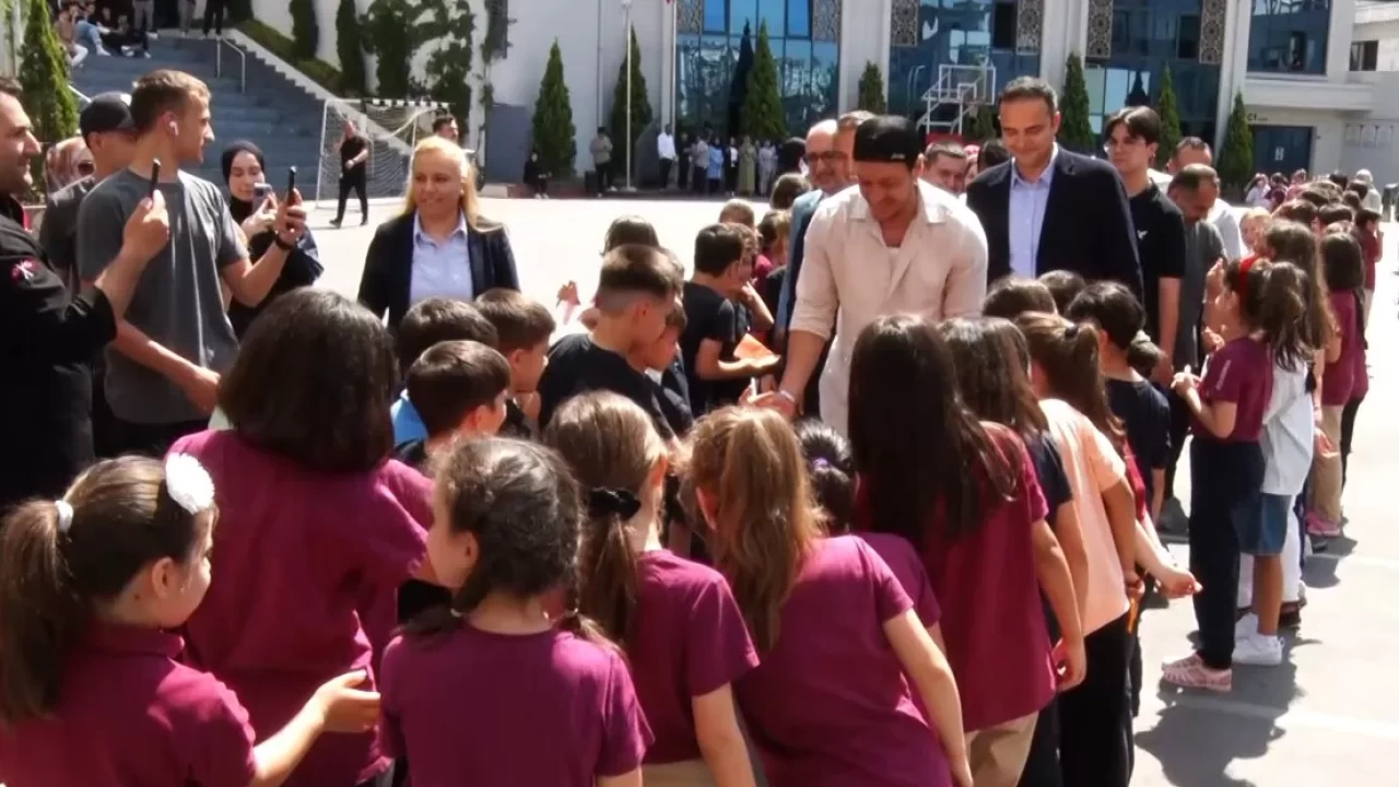 Mesut Özil öğrencilerle buluştu: Gençler için akademi kuracak