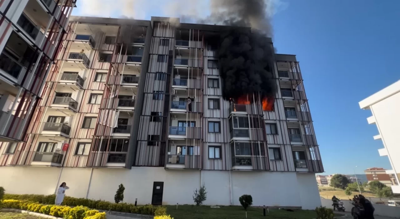 Çanakkale'de üç katlı sitede yangın paniği: 10 kişi dumandan etkilendi
