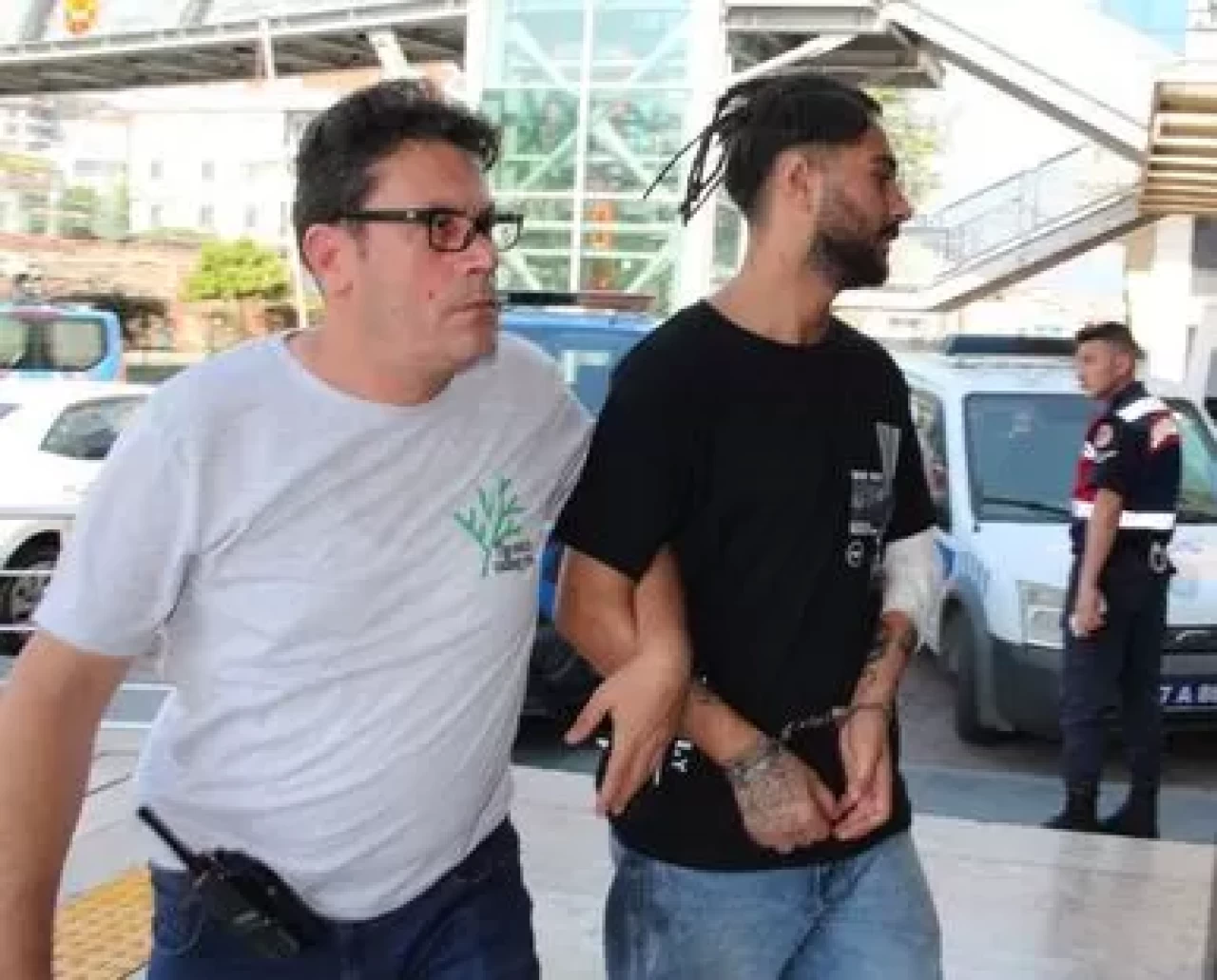 Antalya alanya’da tartışma kanlı bitti: Cam şişeyle ağır yaralama