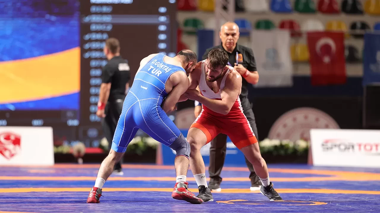 Kocaeli'de Uluslararası Güreş Turnuvası başladı: İlk gün 10 sıklette madalyalar sahiplerini buldu