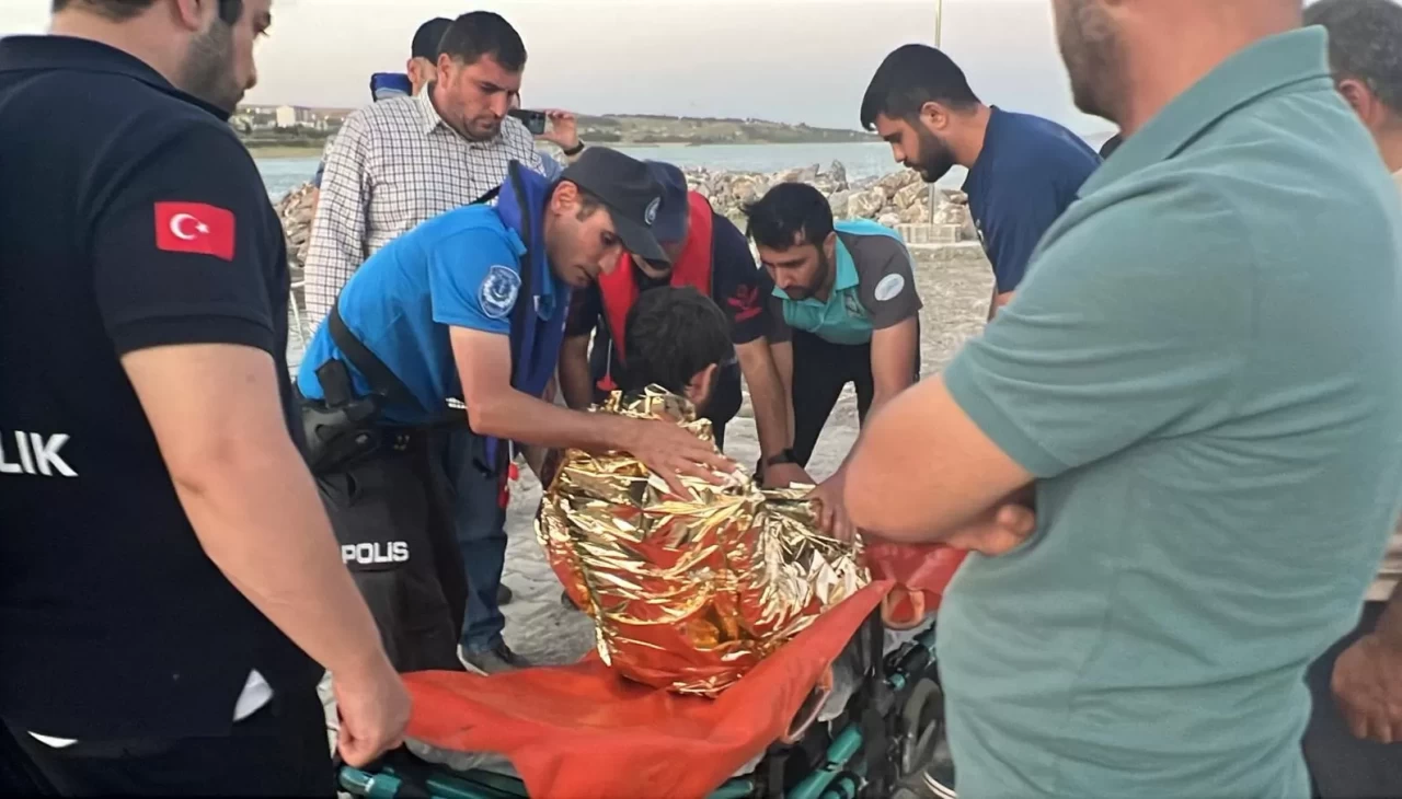 Van Gölü'nde akıntıya kapılan genç kurtarıldı