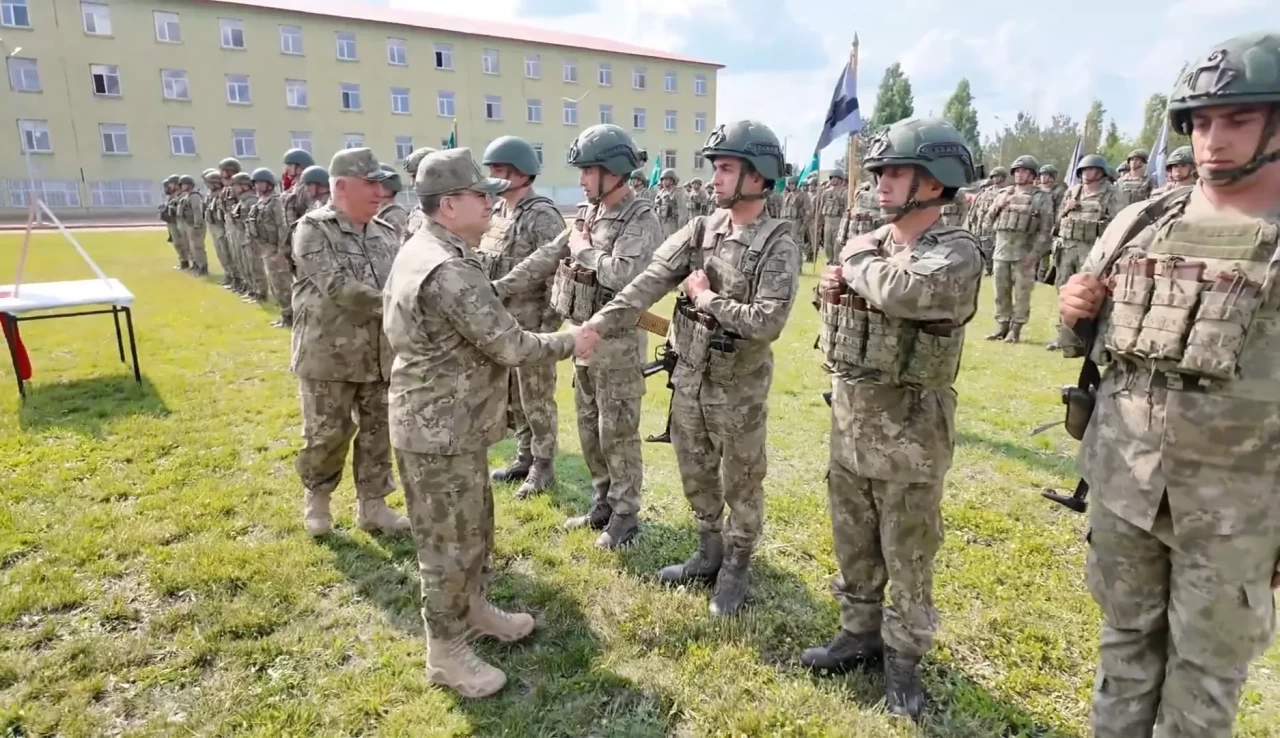 Kara Kuvvetleri Komutanı Orgeneral Bayraktaroğlu, Mehmetçik'in bayramını kutladı
